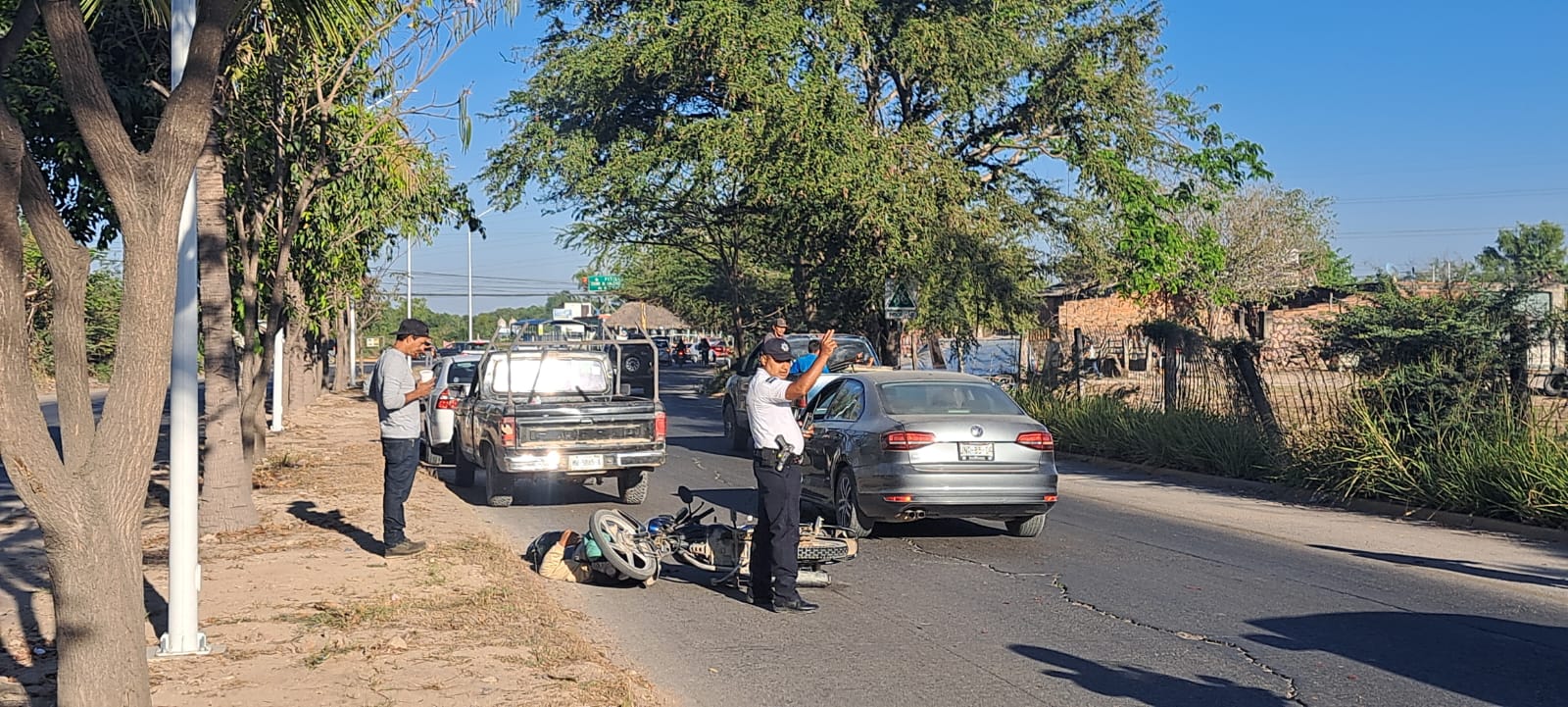 Apresurado motociclista choca contra camioneta en Puerto Vallarta