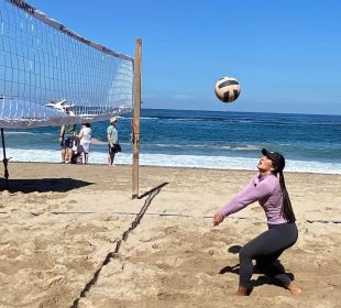 Ximena Elisa de León en partido de voleibol