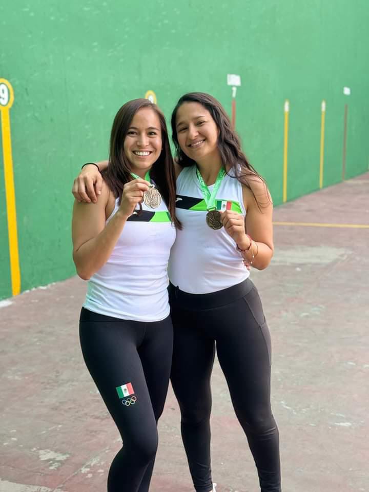 Ximena Plácito y su pareja Laura Puentes con medallas