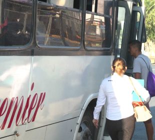 Pasajeros suben a los camiones medina