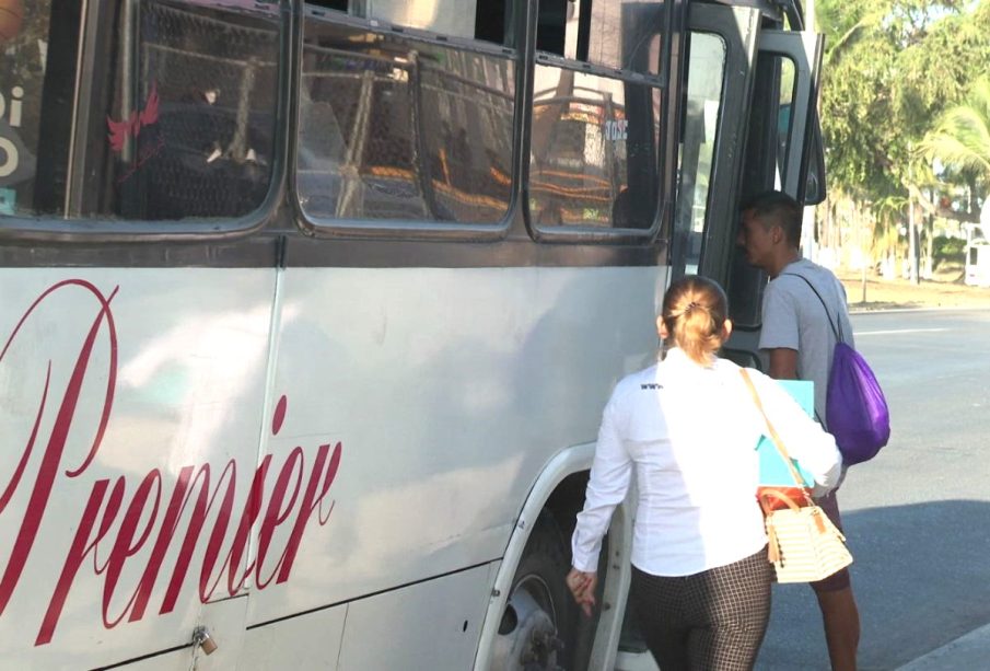 Pasajeros suben a los camiones medina