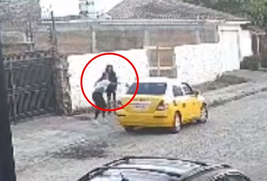 (VIDEO) Momento EXACTO en que sujeto a bordo de un taxi asalta a dos jóvenes en Gaviotas
