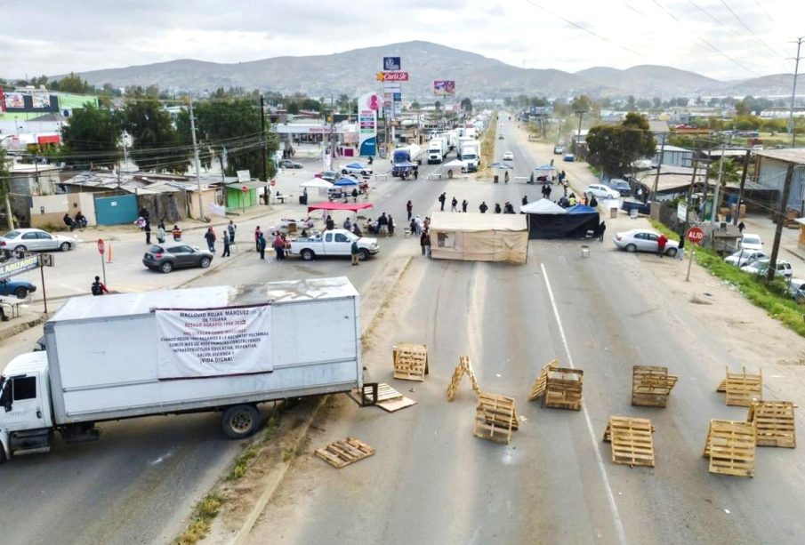 Carretera bloqueada en Tijuana