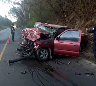 camioneta desecha del frente tras accidente