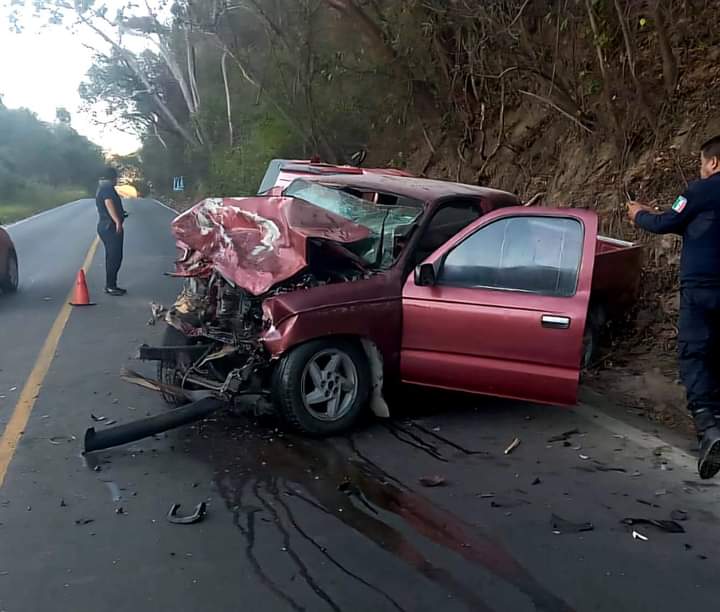 camioneta desecha del frente tras accidente