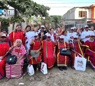 Chuyita López con indígenas en campaña electoral