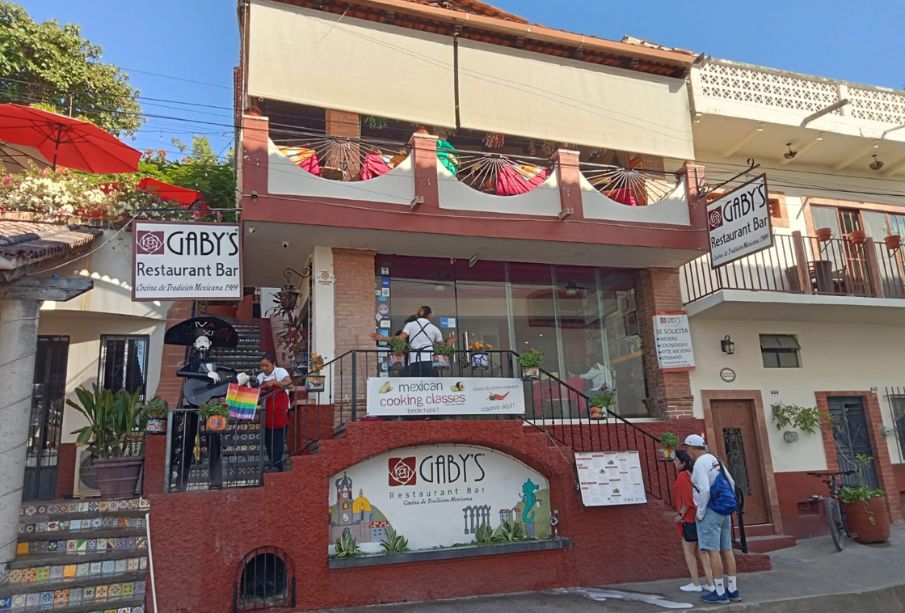 Restaurante en Vallarta enfrenta demanda de vecinos gringos que les “afecta” la música