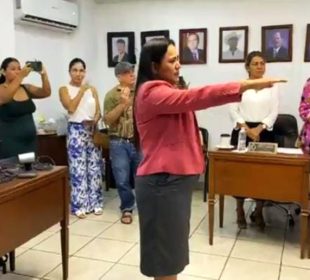 Nueva encargada de despacho tomando protesta