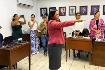 Nueva encargada de despacho tomando protesta