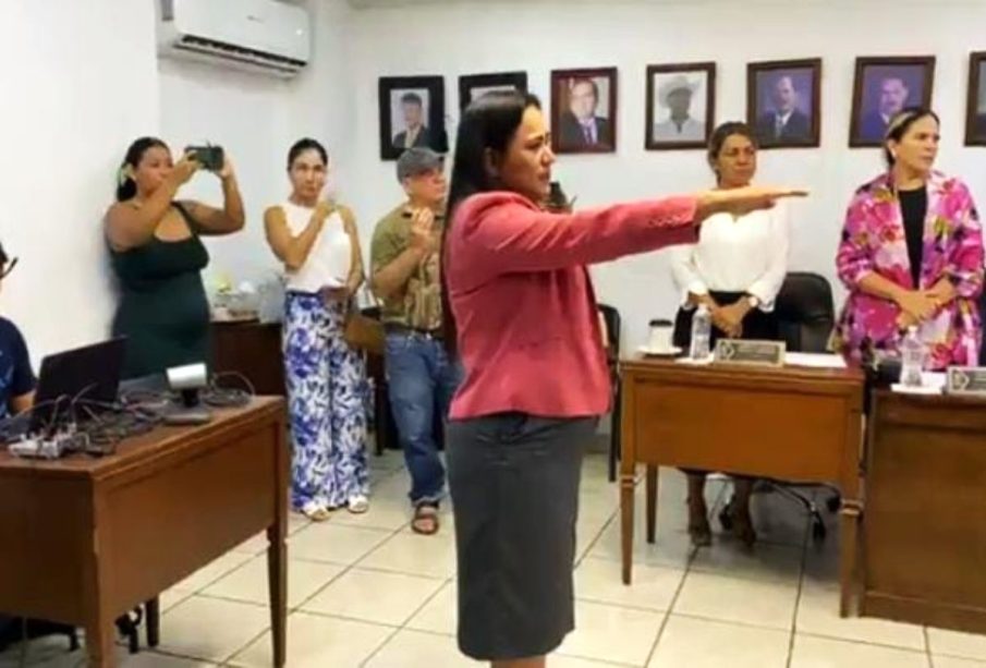 Nueva encargada de despacho tomando protesta