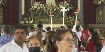 Personas dentro de iglesia de Ixtapa