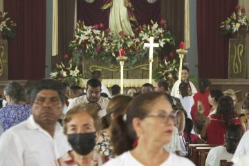 Personas dentro de iglesia de Ixtapa