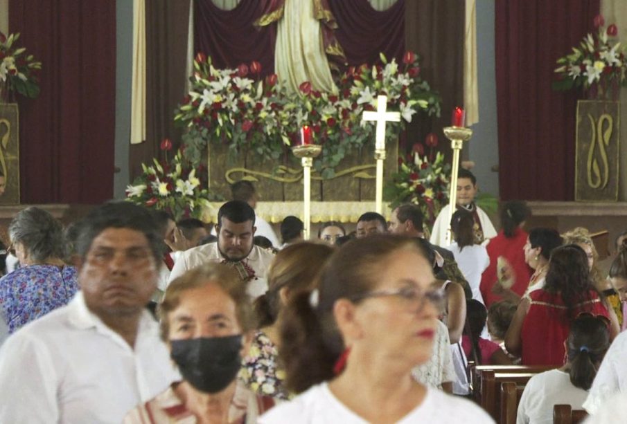 Personas dentro de iglesia de Ixtapa