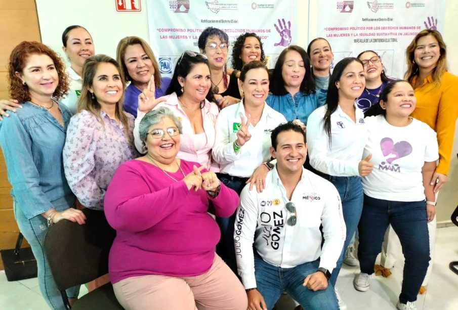 Mujeres y hombres firman compromiso