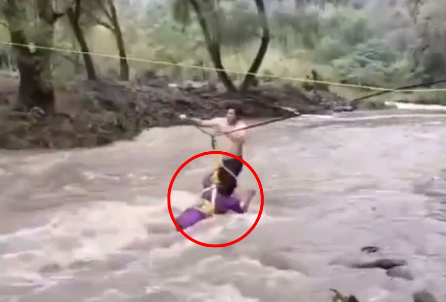 (VIDEO) Rescatan a pareja atrapada en río Tehuetlán, Hidalgo