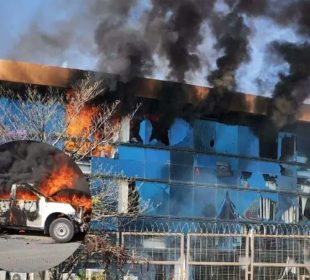 (VIDEO) Normalistas de Ayotzinapa incendian Palacio de Gobierno en Chilpancingo y vehículos