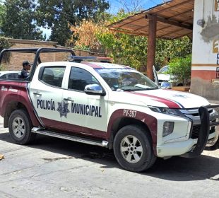 Policías atienden hombre en banqueta