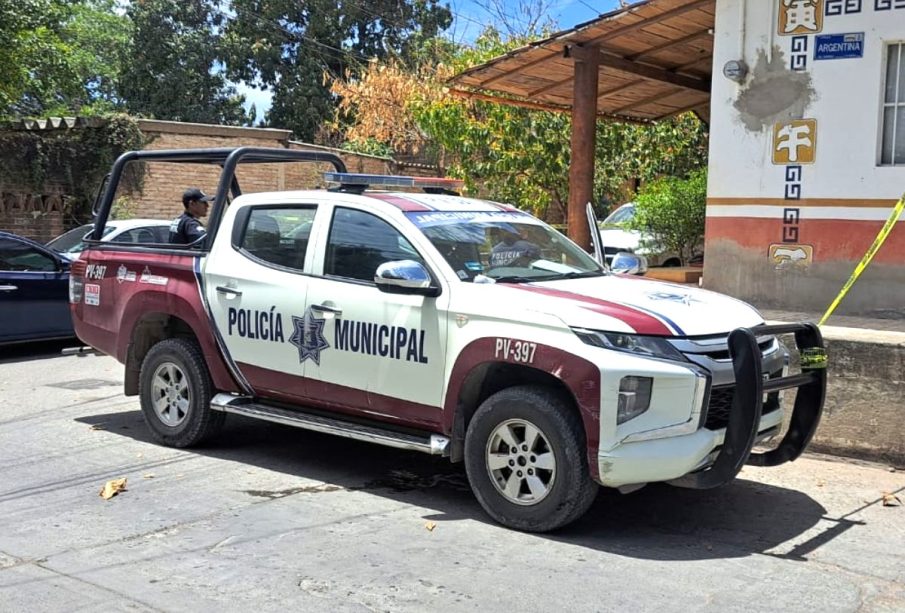 Policías atienden hombre en banqueta