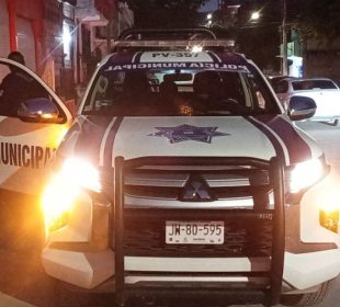 Policías salvan a mujer de ser asesinada por su expareja en Puerto Vallarta