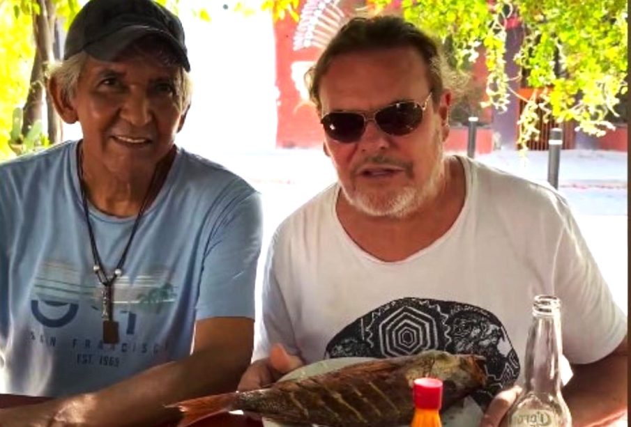 Maná comiendo un pescado en Vallarta