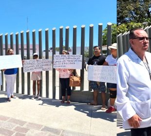 Manifestación afuera del IMSS 42