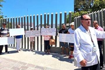 Manifestación afuera del IMSS 42