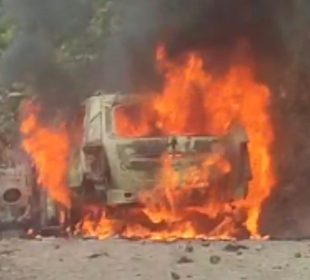 (VIDEO) Camioneta se incendia en la brecha al Jorullo