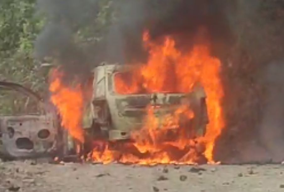 (VIDEO) Camioneta se incendia en la brecha al Jorullo