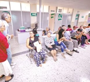 Personas llegan por su pensión al IMSS