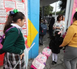 Niñas entrando a las escuelas de México