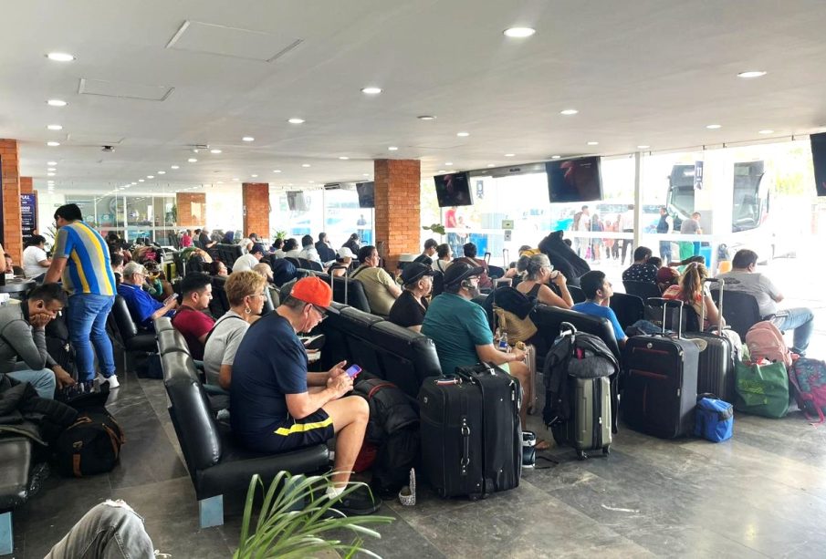 Pasajeros en la terminal de autobuses de Vallarta