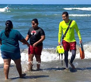 Niño saliendo del mar