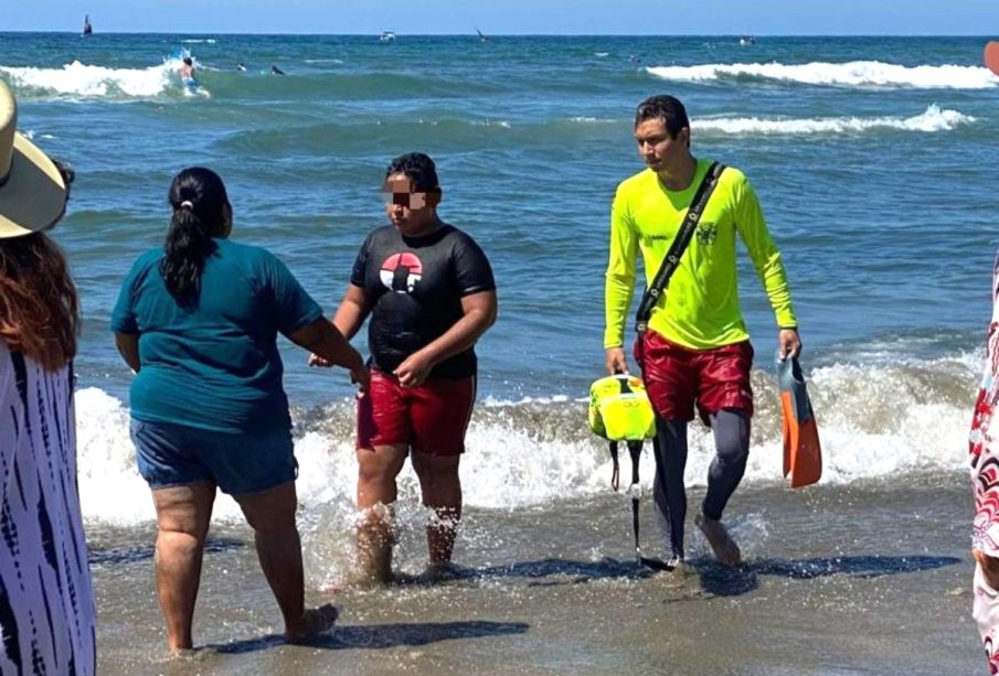 Niño saliendo del mar