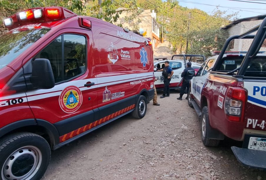 unidades de emergencia y policias en sitio de hombre sin vida