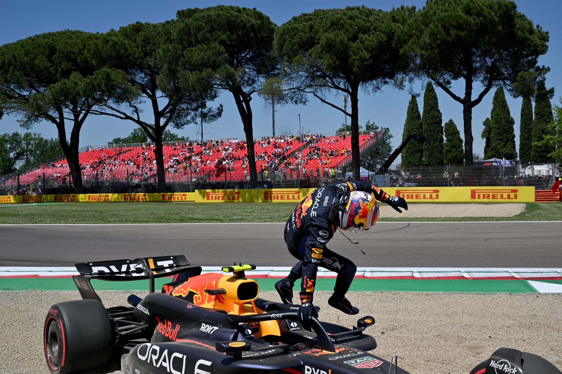 (VIDEO) Checo Pérez sufre choque en el Gran Premio de Emilia-Romagna