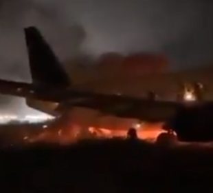 (VIDEO) Avión se sale de la pista en Senegal y se incendia; hay 10 heridos