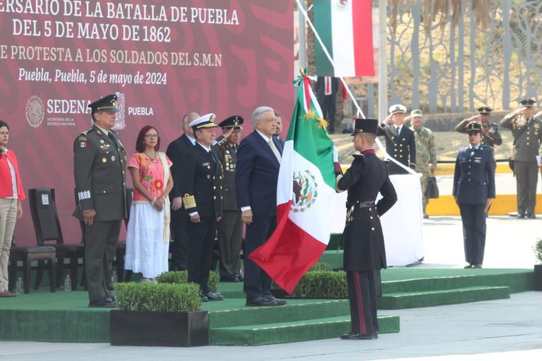 AMLO marcando el inicio del desfile por la Batalla de Puebla