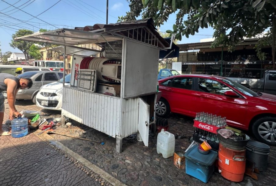 Ardió puesto de tacos en la Versalles