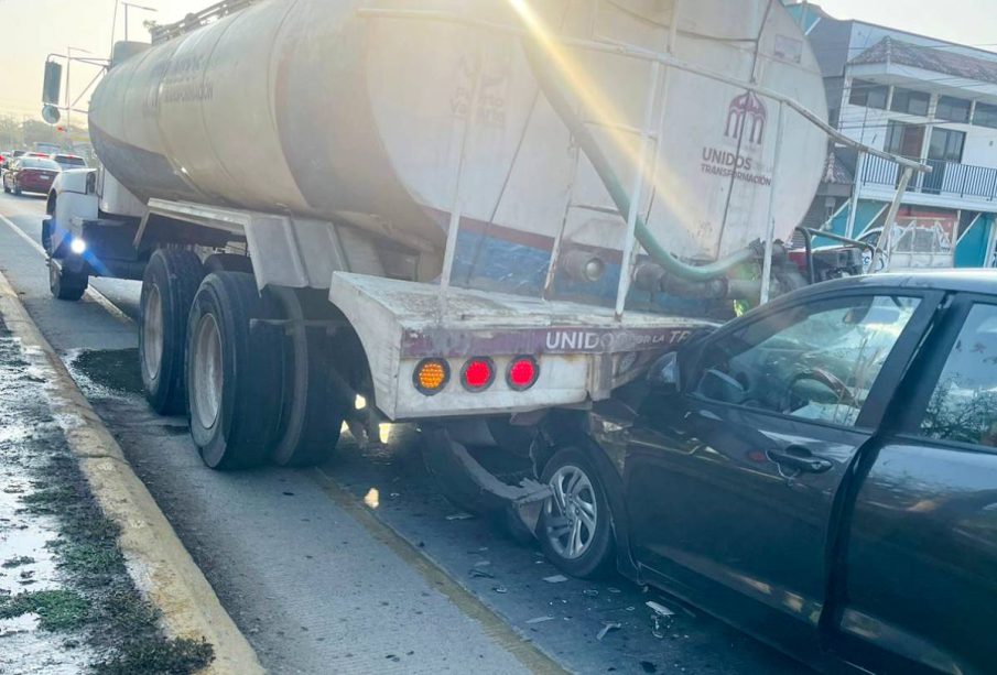 Auto se estrella contra pipa