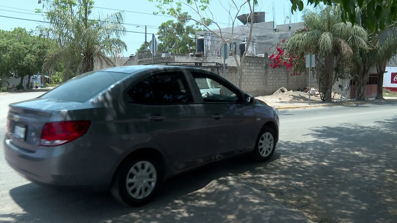 Automóvil pasando por tope sin pintar