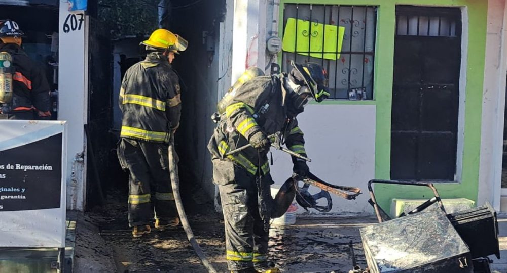 Bomberos sofocando incendio en muebles