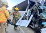 Bomberos trabajando en camión que chocó