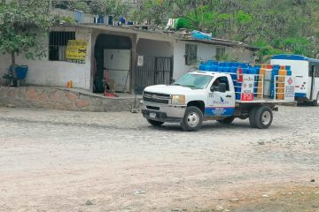 Camión de gas LP circulando por calles de Vallarta