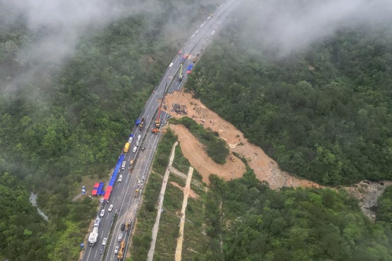 Carretera de China tras derrumbe