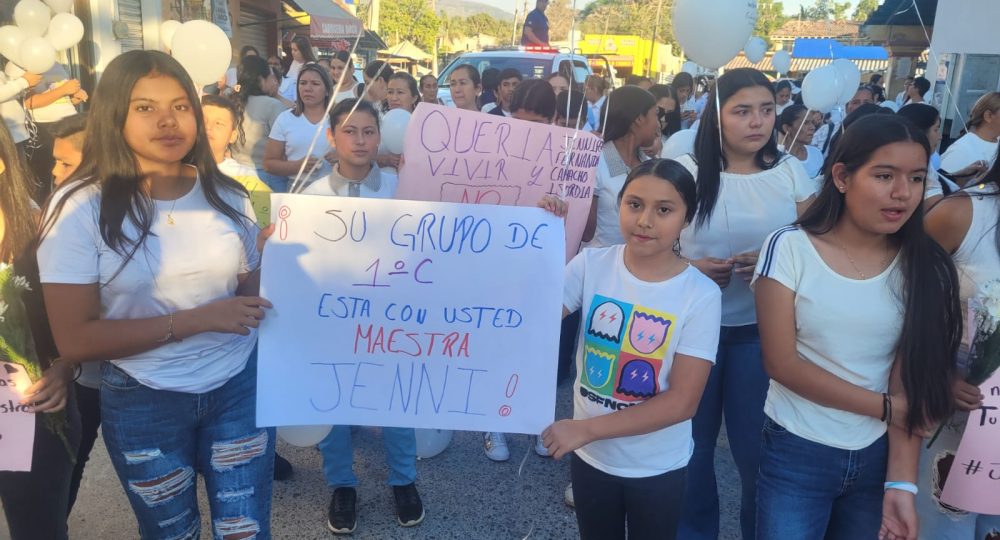 Chicas marchando exigiendo justicia para Fernanda