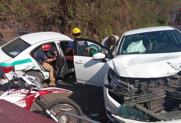 Choque en Las Peñas deja daños cuantiosos