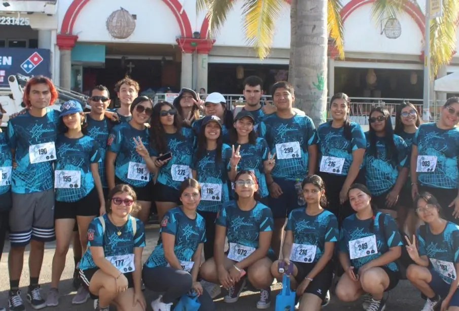 Corredores en la décima Carrera de Orientación del CUC