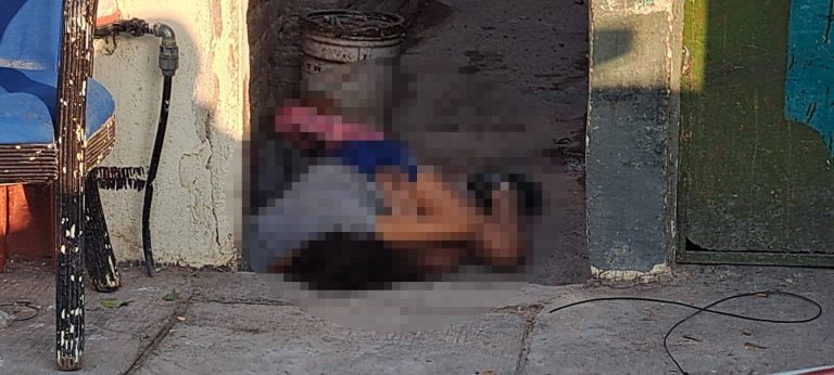 Cuerpo de mujer sin vida en la calle