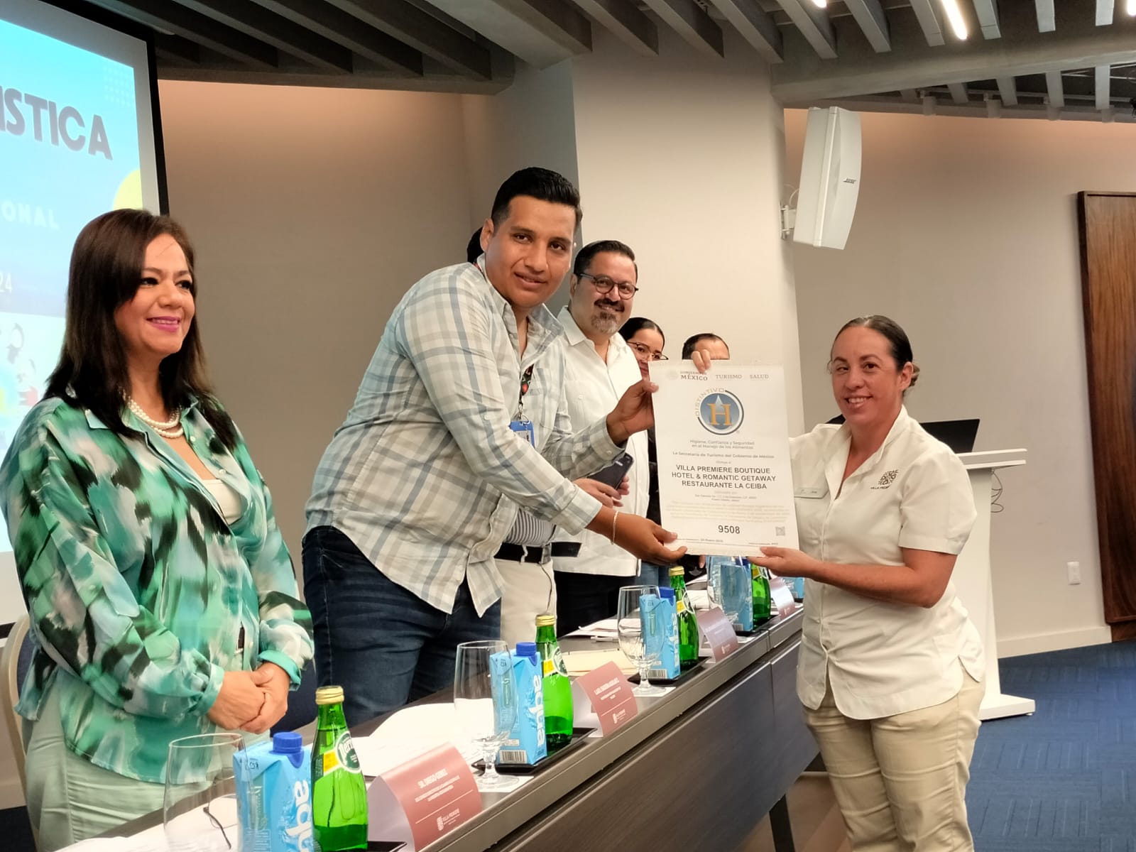 Empleada de hotel recibiendo distintivo