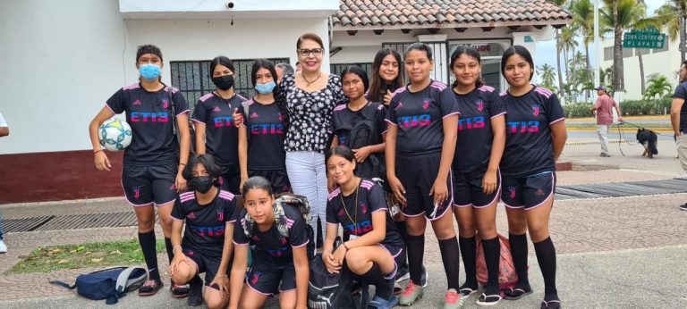 Estela Guerra con alumnas de ETI3